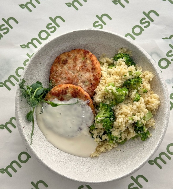 Рыбные котлеты с кус-кусом и брокколи